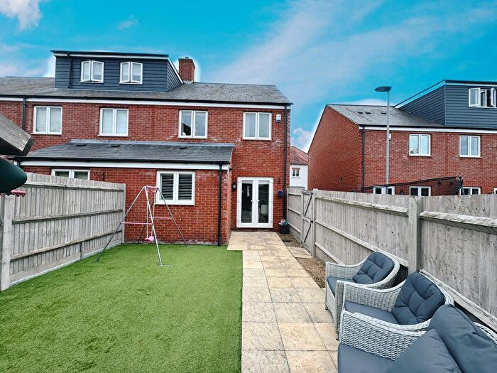 3 Bedroom End Of Terrace House For Sale In Alder Wynd, Silsoe, MK45
