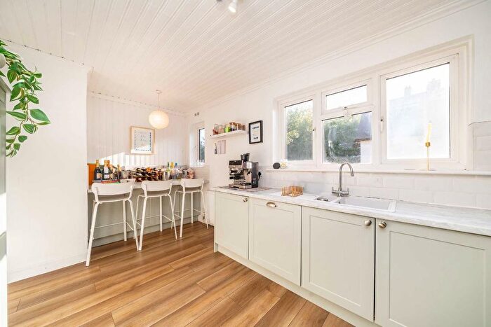 3 Bedroom Flat For Sale In Kings Avenue, Clapham, SW4