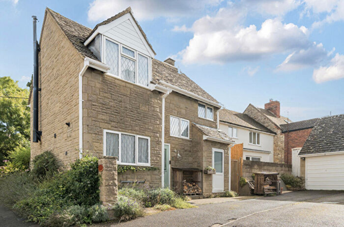 3 Bedroom Detached House For Sale In Ketchmere Close, Long Crendon, Aylesbury, HP18