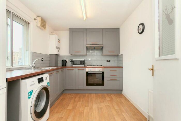 3 Bedroom Flat To Rent In Bow Road, Bow, E3