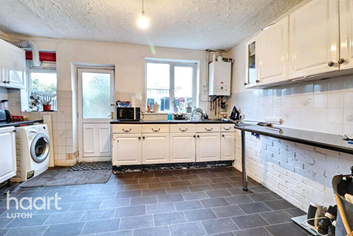 2 Bedroom Terraced House For Sale In Connaught Road, Luton, LU4