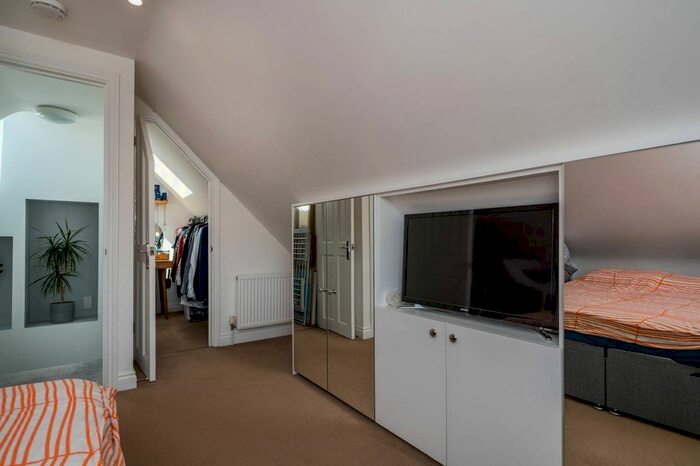 2 Bedroom Flat To Rent In Madrid Road, Guildford, GU2