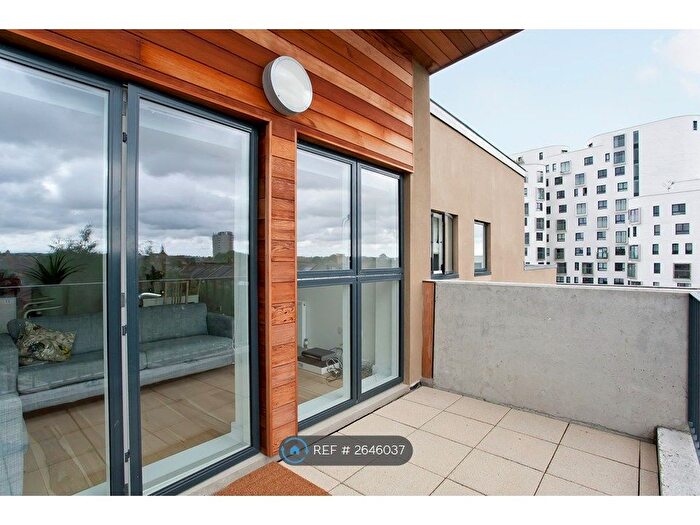 3 Bedroom Flat To Rent In Carpenters Place, London, SW4