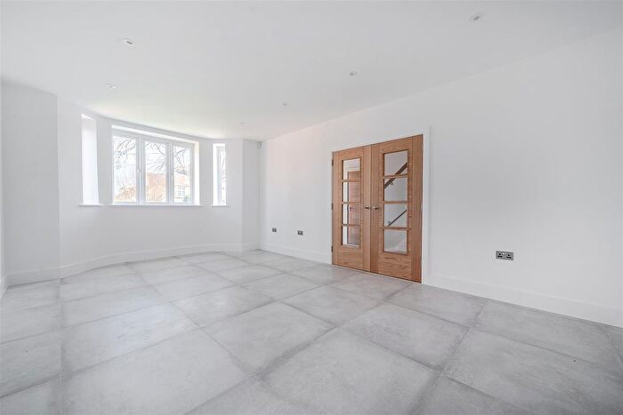4 Bedroom Detached House For Sale In The Crescent, Maidenhead, SL6