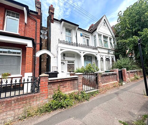 1 Bedroom Flat To Rent In Lyndhurst Drive, London, E10