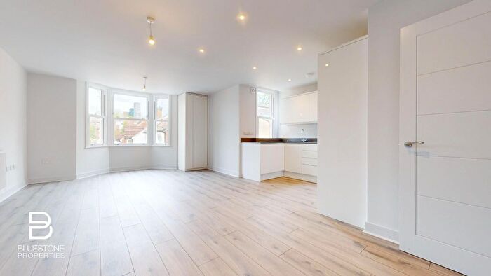 3 Bedroom Flat To Rent In Temple Road, Croydon, CR0