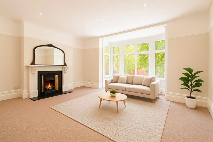 3 Bedroom Flat To Rent In High Road, London, N2