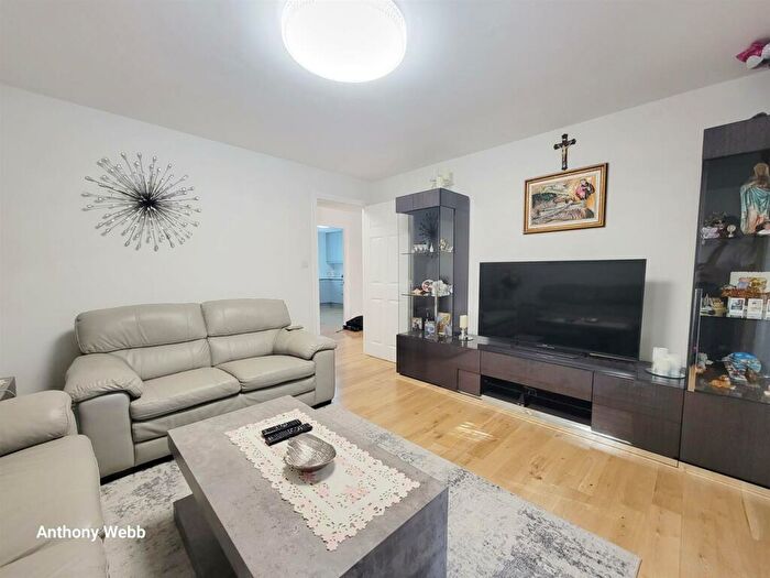 3 Bedroom Maisonette To Rent In Chettle Court, Ridge Road, N8