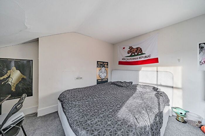 2 Bedroom Flat For Sale In Geraldine Road, London, SW18