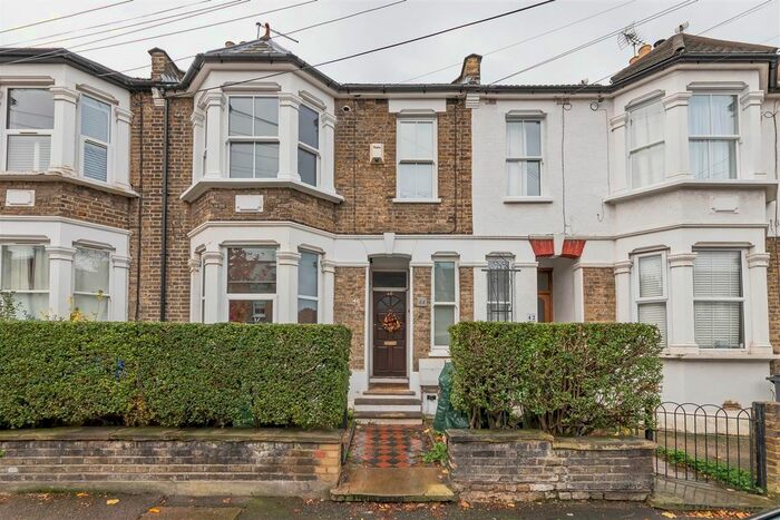 3 Bedroom Flat To Rent In Newport Road, London, E10