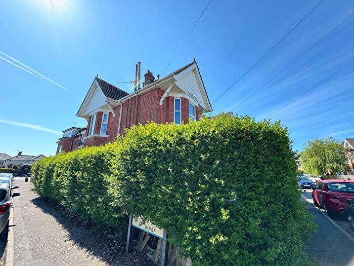 3 Bedroom Flat To Rent In Harvey Road, Bournemouth, BH5