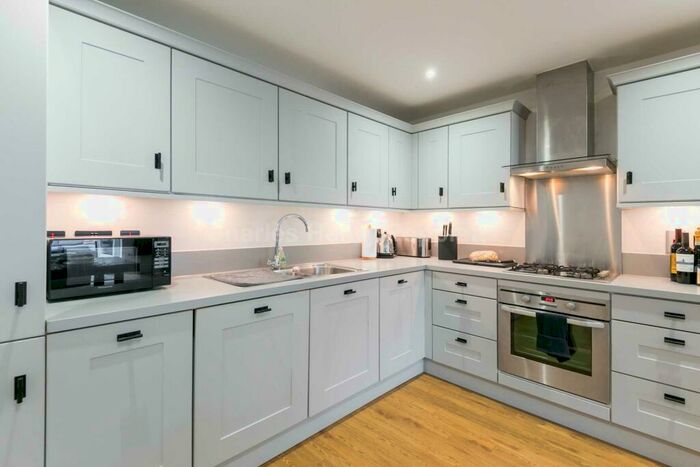 2 Bedroom Apartment To Rent In Green Lanes, Winchmore Hill, N21