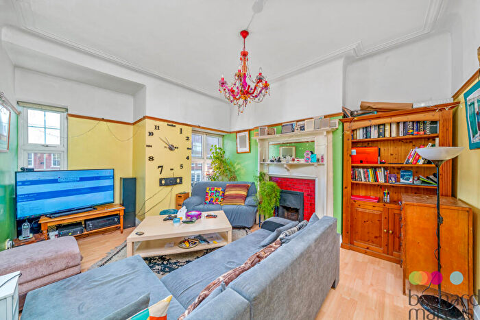 2 Bedroom Flat For Sale In Golders Way, London, NW11