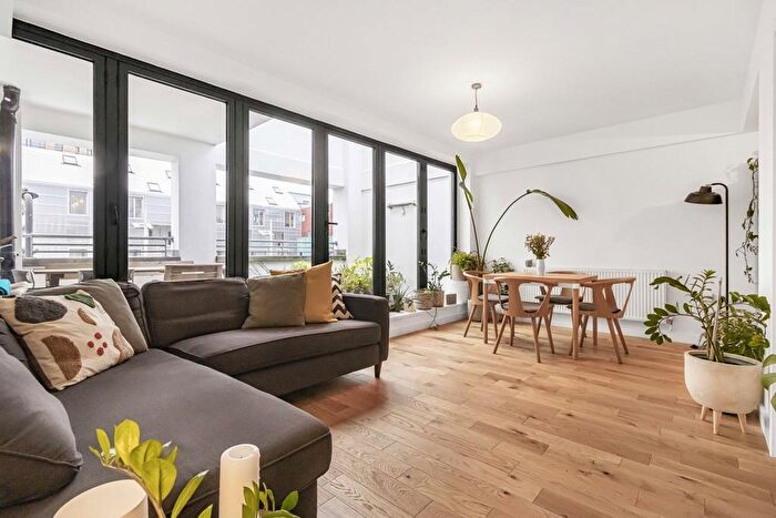 2 Bedroom Apartment For Sale In Gillett Place, London, N16