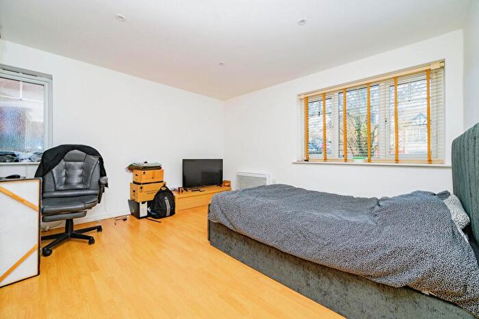 2 Bedroom Flat For Sale In Farley Hill, Luton, Bedfordshire, LU1