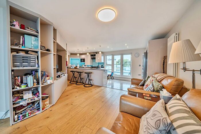 2 Bedroom Flat For Sale In Stane Grove, Clapham, London, SW9