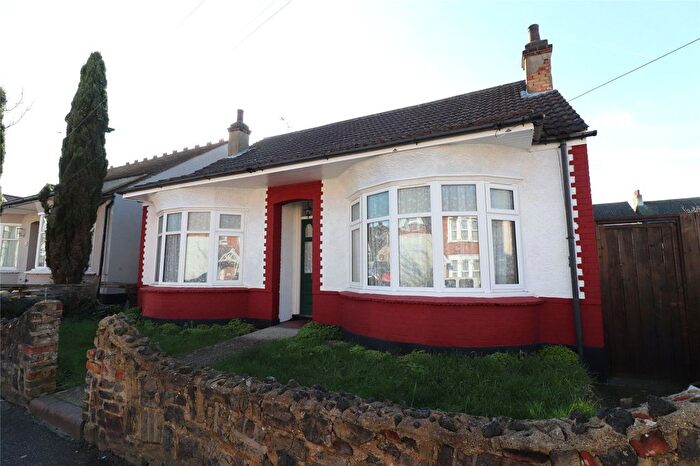 3 Bedroom Bungalow For Sale In Glenwood Avenue, Westcliff On Sea, Essex, SS0