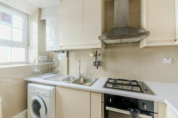 3 Bedroom Flat To Rent In Union Grove, Clapham, London, SW8