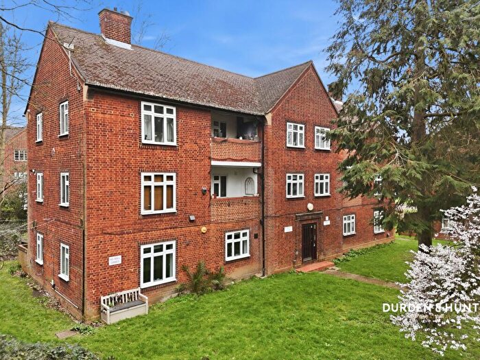 2 Bedroom Apartment For Sale In Snaresbrook Road, London, E11