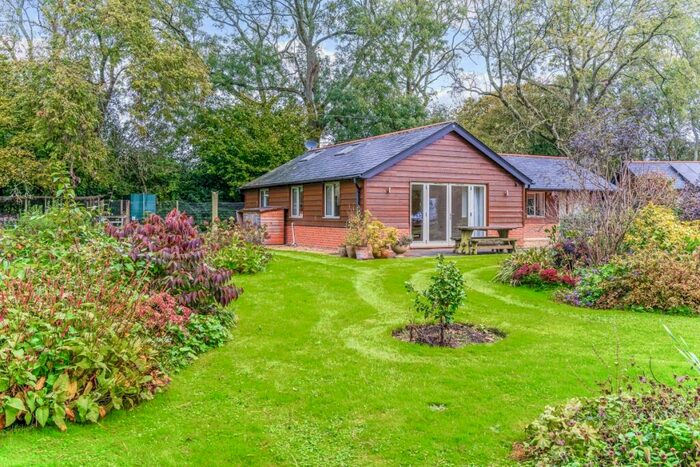 3 Bedroom Cottage To Rent In Honeysuckle Maidensgrove, RG9