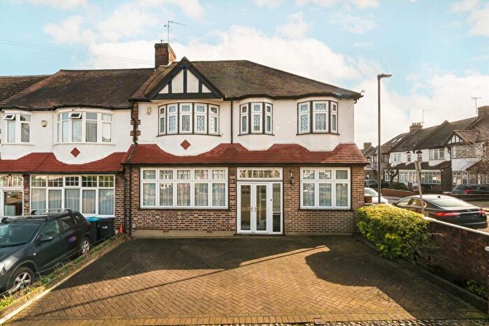 4 Bedroom House For Sale In Arnos Road, London, N11