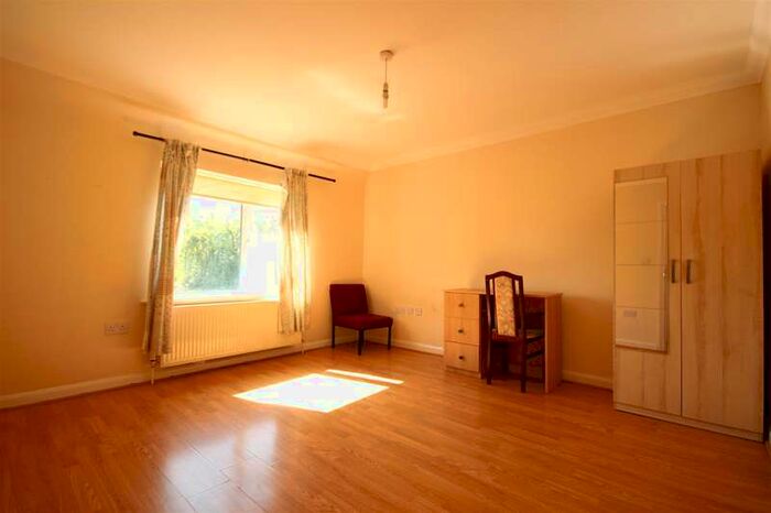 5 Bedroom Semi-Detached House To Rent In Hoylake Road, East Acton, W3