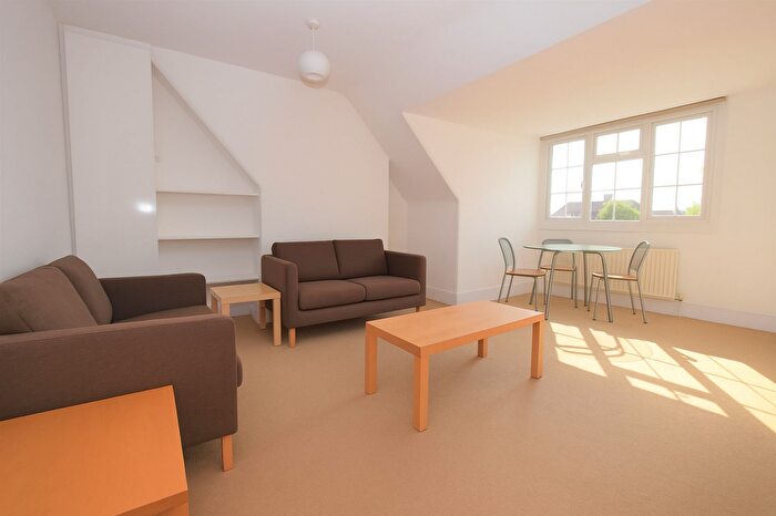 2 Bedroom Apartment To Rent In Golders Court, Woodstock Road, London, NW11