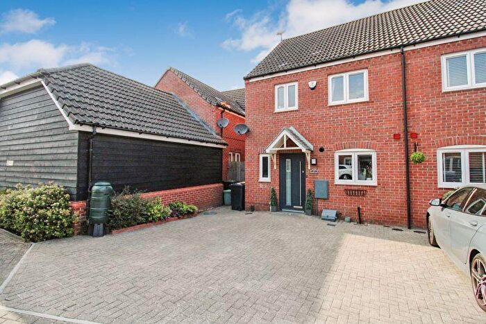 3 Bedroom Semi Detached House For Sale In Warren Farm, Willington, MK44