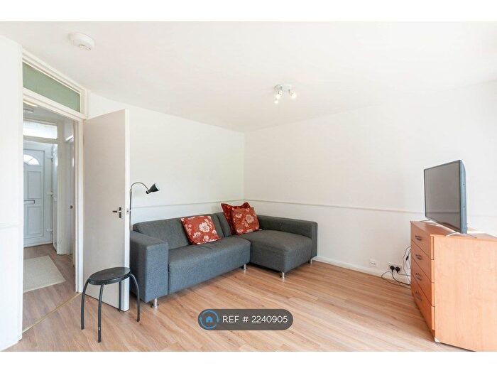 3 Bedroom Flat To Rent In Bloomsbury Close, London, W5