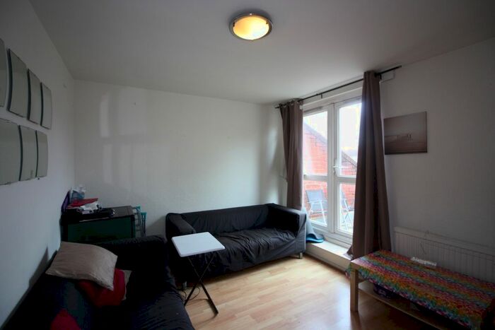 4 Bedroom Flat To Rent In Carfax Place, Clapham, SW4