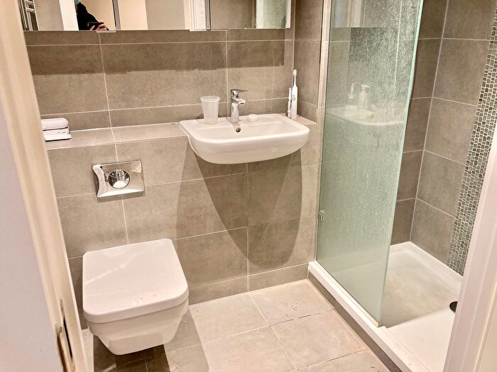 3 Bedroom Flat To Rent In Lockington Road, London, SW8
