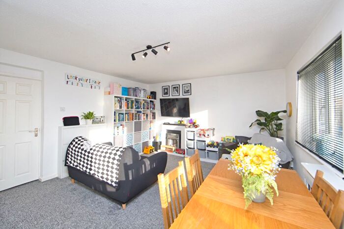 2 Bedroom Flat For Sale In Holywell Avenue, Folkestone, Kent, CT19