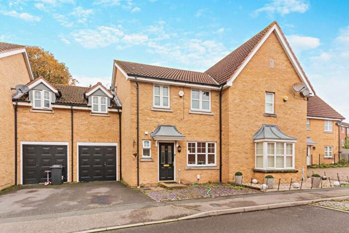 3 Bedroom Link Detached House To Rent In Aspen Grove, Pinner, HA5