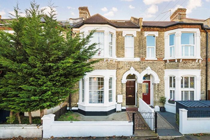 3 Bedroom Flat To Rent In Avenue Road, Acton, W3