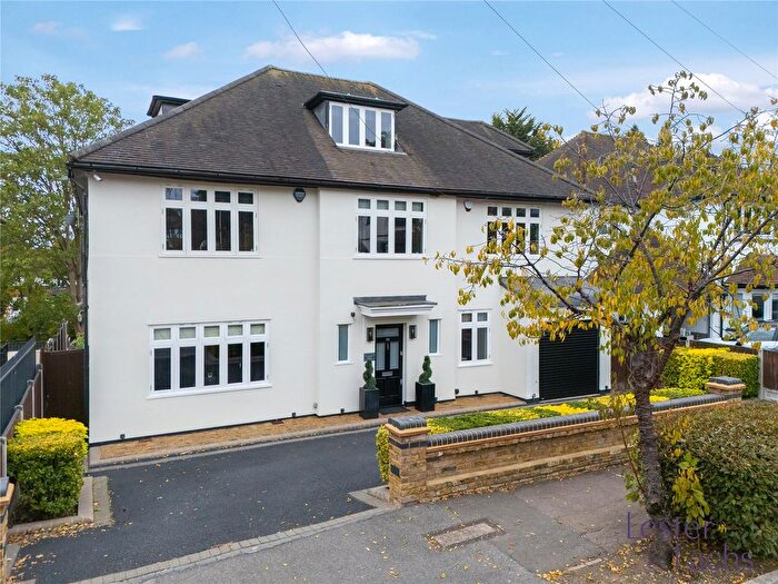 5 Bedroom Detached House For Sale In The Dell, Woodford Green, IG8