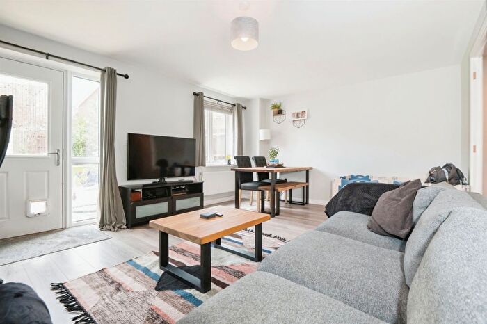 3 Bedroom End Of Terrace House For Sale In Chiltern Crescent, Fair Oak, Eastleigh, SO50