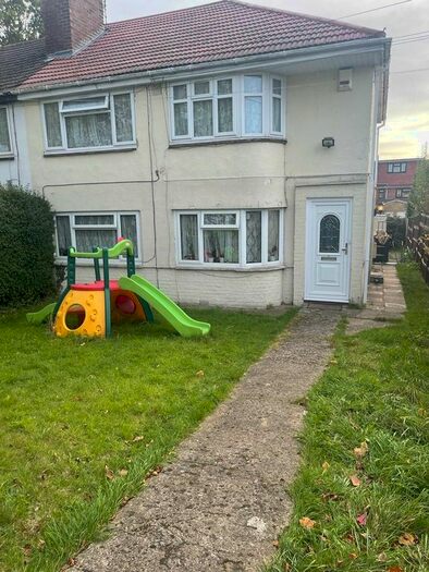 2 Bedroom Maisonette To Rent In Cumberland Avn, Slough SL2