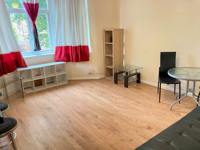 3 Bedroom Flat To Rent In Very Near Eccleston Road Area, West Ealing Hanwell Borders, W13