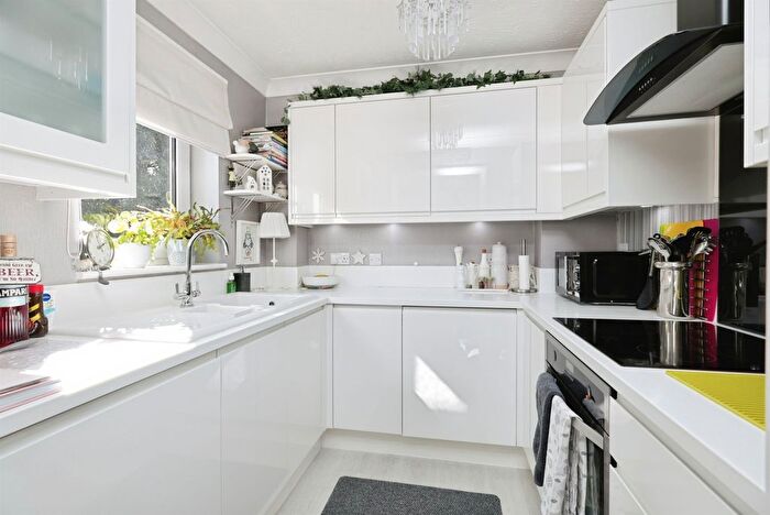 2 Bedroom Flat For Sale In Heathdene Manor, Watford, WD17