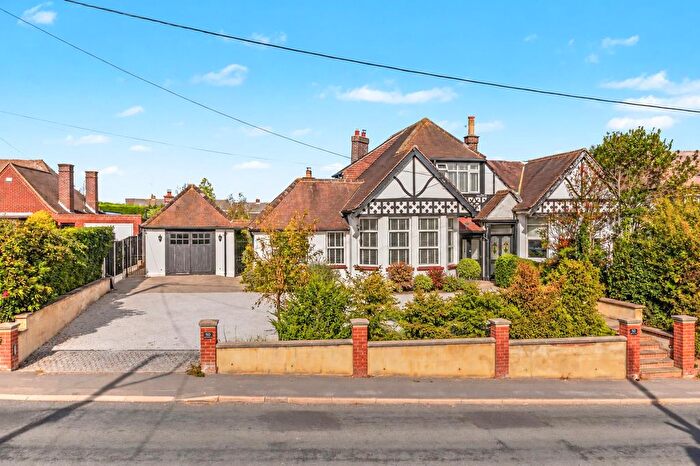 4 Bedroom Chalet For Sale In Aldermans Hill, Hockley, SS5