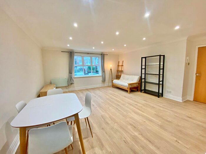 2 Bedroom Apartment To Rent In Stephens Lodge, Woodside Lane, N12