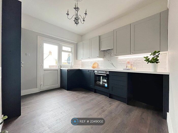 2 Bedroom Flat To Rent In West Road, Westcliff-On-Sea, SS0