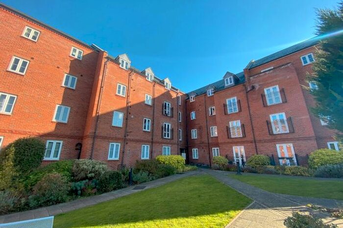 2 Bedroom Flat To Rent In Cherwell Court, Britannia Road, Banbury, Oxon, OX16