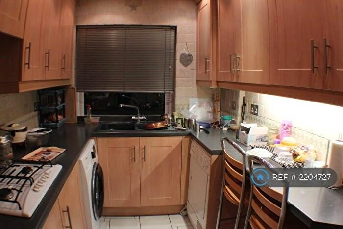 2 Bedroom Flat To Rent In Poplar Way, Ilford, IG6