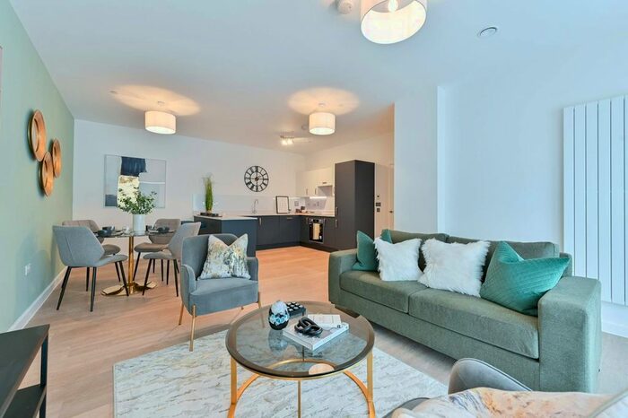 2 Bedroom Flat To Rent In Walton Court, Walton-On-Thames, KT12