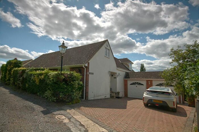 3 Bedroom Chalet For Sale In Oxford Road, Garsington, OX44