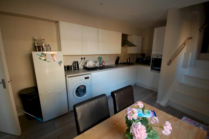 2 Bedroom Flat To Rent In Uxbridge Road, Acton, W3