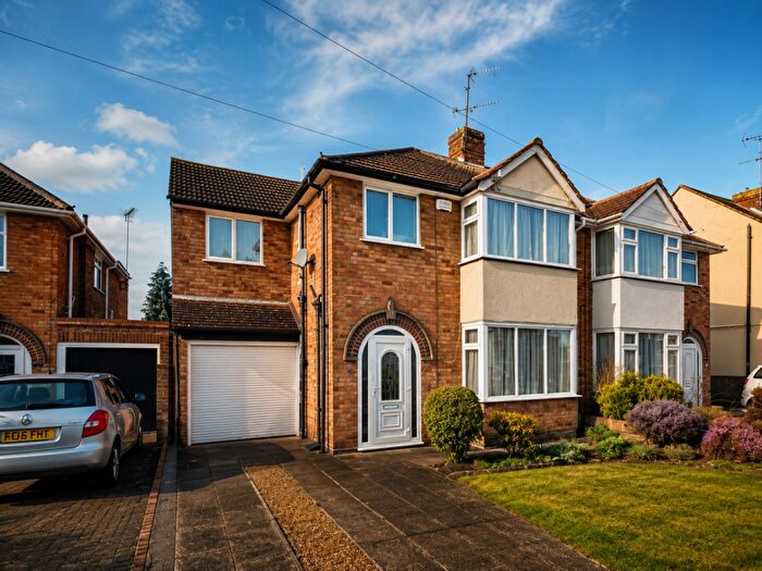 4 Bedroom Semi-Detached House To Rent In Shakespeare Road, Luton, Bedfordshire, LU4