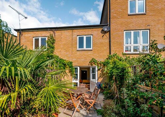 2 Bedroom House To Rent In Blundell Close, London, E8