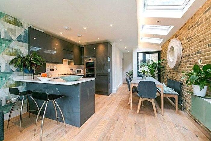 2 Bedroom Flat To Rent In Leythe Road, London, W3